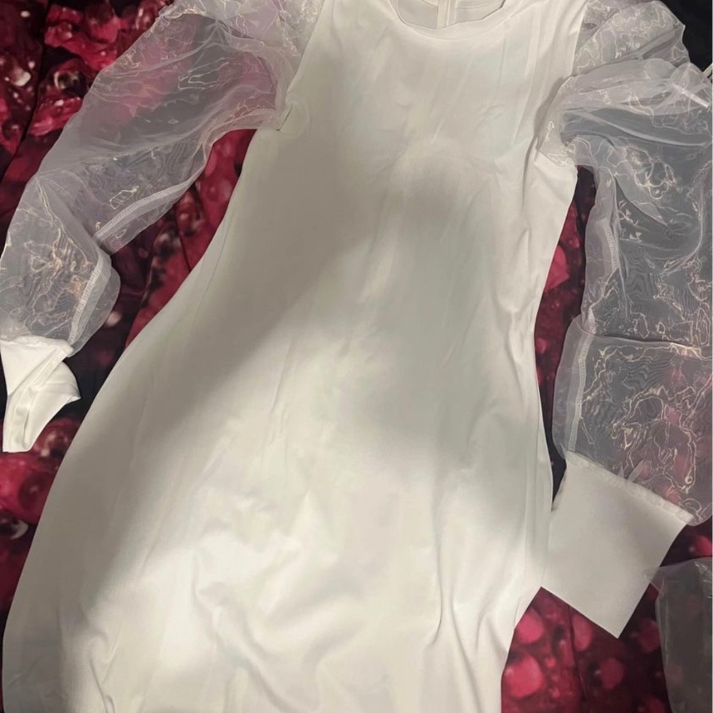 White bodycon long sleeved dress